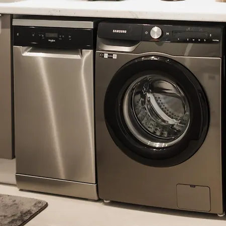 Luxury Suite, 10Min To Center, Quiet & Easy Parking Apartman