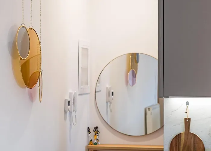 A Comfortable With Balcony And Easy Parking Near Center Apartment *