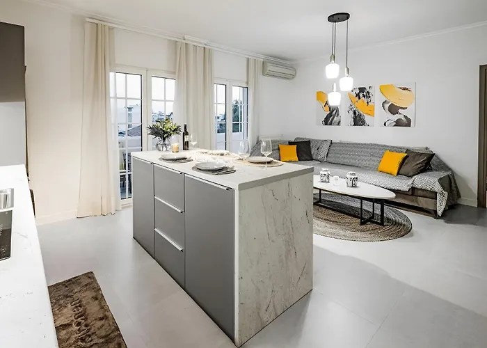 Luxury Suite, 10Min To Center, Quiet & Easy Parking * Kalamáta