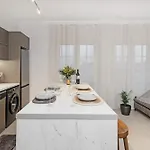 アパート A Comfortable With Balcony And Easy Parking Near Center *