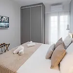 A Comfortable With Balcony And Easy Parking Near Center アパート *