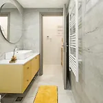 A Comfortable With Balcony And Easy Parking Near Center カラマタ
