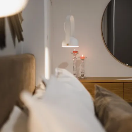 Singer - Luxury