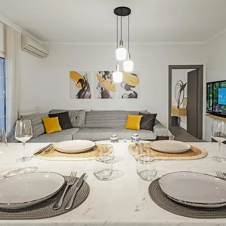 A Comfortable With Balcony And Easy Parking Near Center Kalamáta