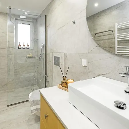Singer - Luxury Kalamata