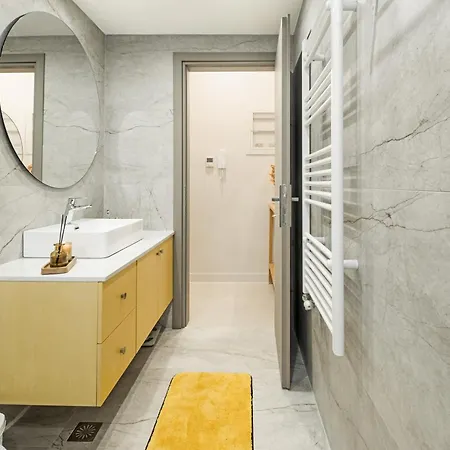 Singer - Luxury Kalamata