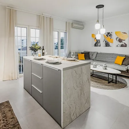 Singer - Luxury