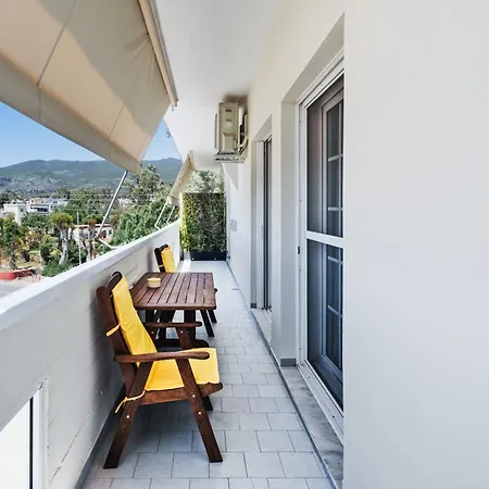 Singer , Close To Center & Easy Street Parking *