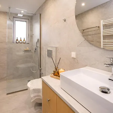 Luxury Suite, 10Min To Center, Quiet & Easy Parking *