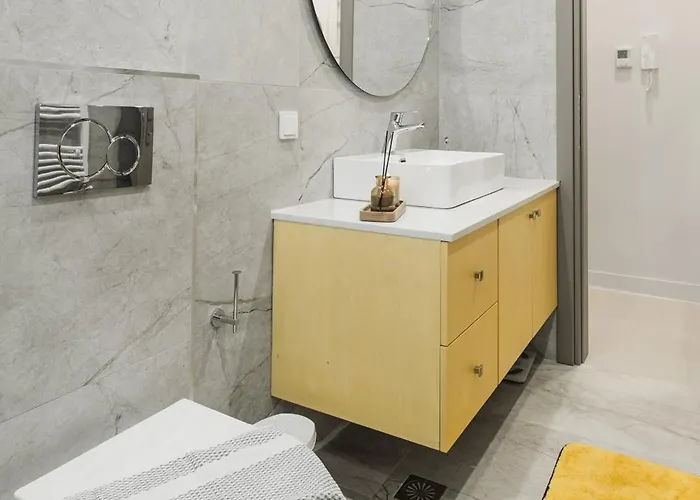 Luxury 60Sqm Apartment With Balcony & Easy Parking, 10Min From Center