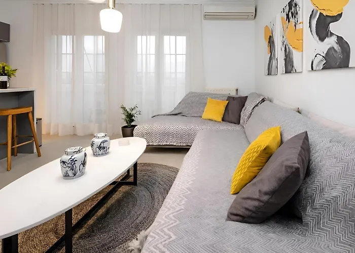 Luxury 60Sqm Apartment With Balcony & Easy Parking, 10Min From Center Apartament *